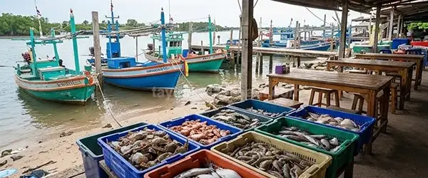 Bang Kuay Sahili: Balıkçı tekneleri ve taze deniz ürünü tezgahları.