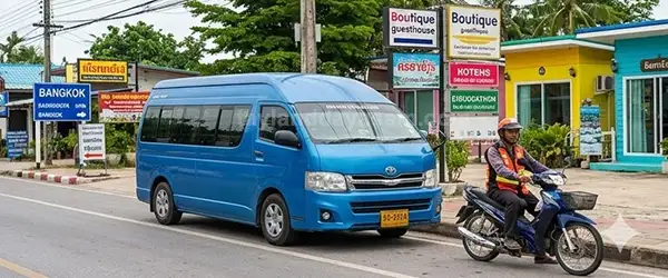 Ulaşım: Kasaba içinde duran mavi bir minibüs (Van) ve bir motosiklet taksi.