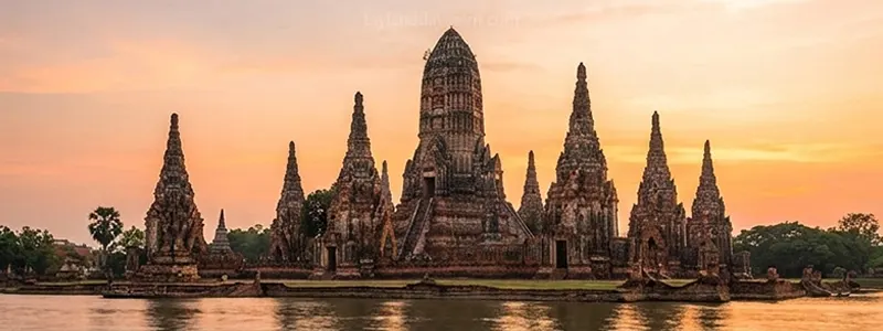 Wat Chai Watthanaram Nehir kıyısındaki Khmer kuleleri, gün batımı