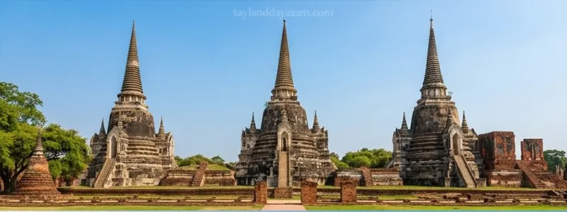 Wat Phra Si Sanphet (Yan yana üçlü ikonik beyaz stupa)